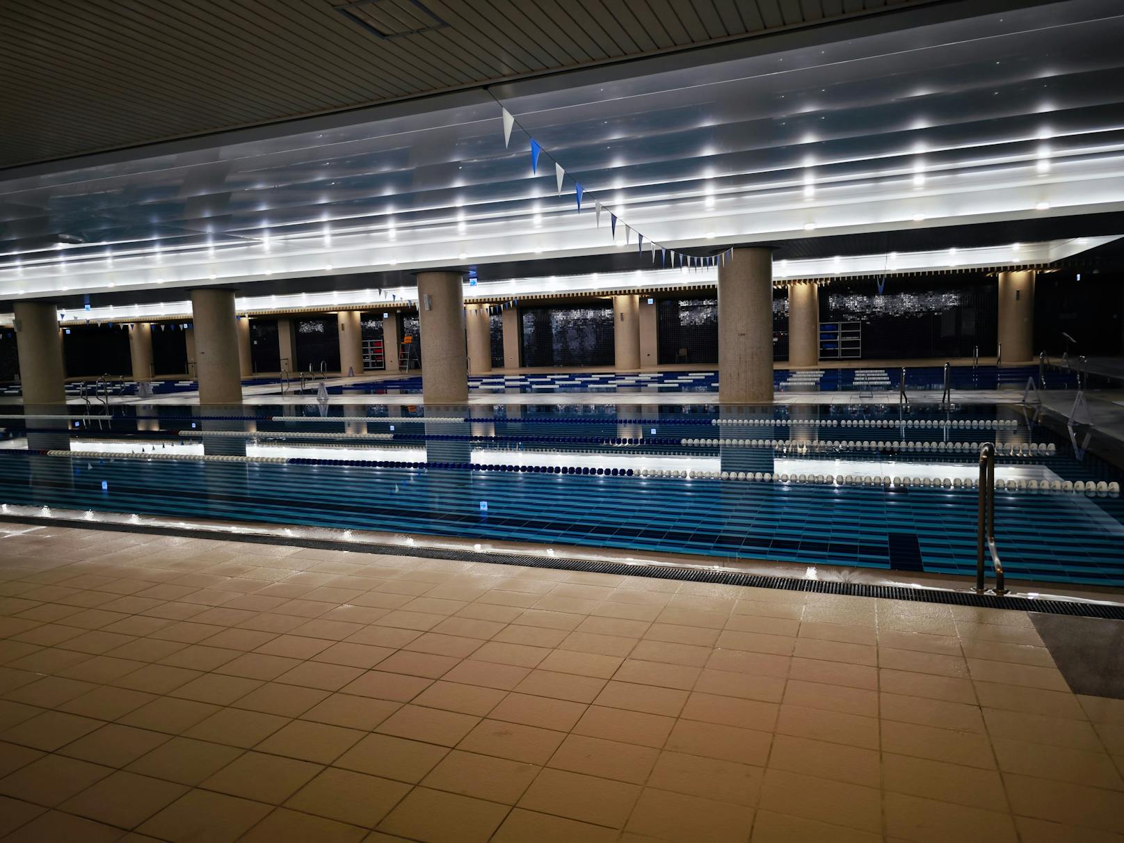 Samsung Digital City – mitten im Bürokomplex ein Schwimmbecken mit olympischen Maßen, der rund um die Uhr geöffnet hat.