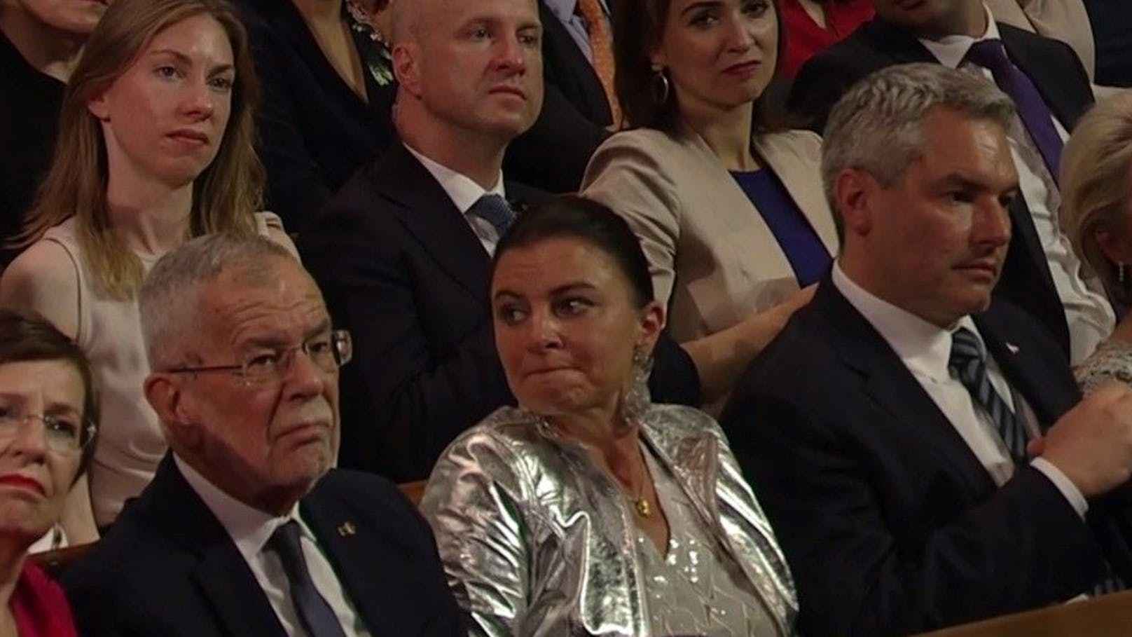 Kanzlergattin Katharina Nehammer im Silberjäckchen bei der Eröffnung der Salzburger Festspiele.