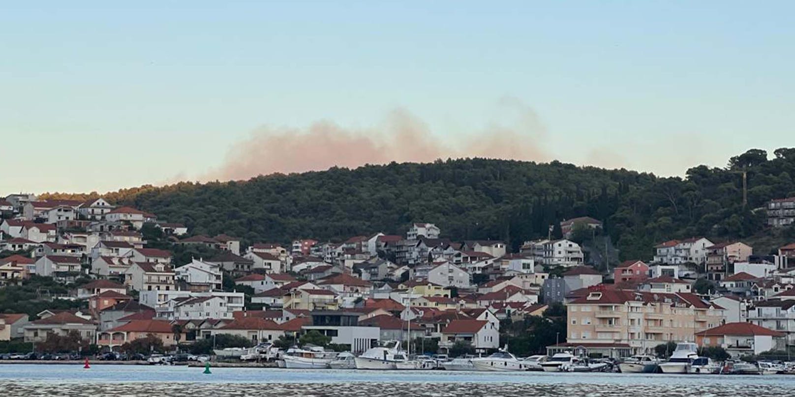 Update um 20.39 Uhr: Urlauberin Susen (44) zeigt die derzeitige Lage vom Hafen der Küstenstadt Trogir aus.