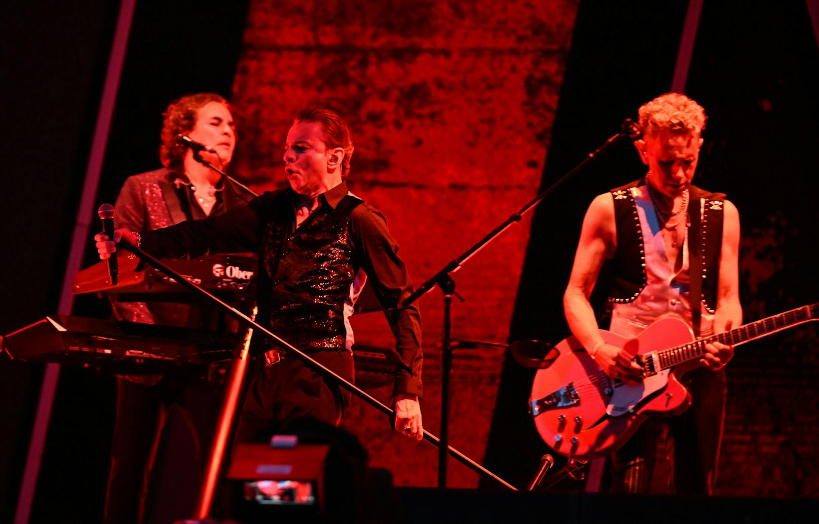 24.000 Fans haben gestern Abend in Klagenfurt getobt, als die Kultband Depeche Mode die Bühne betrat. Allen voran Sänger Dave Gahan.