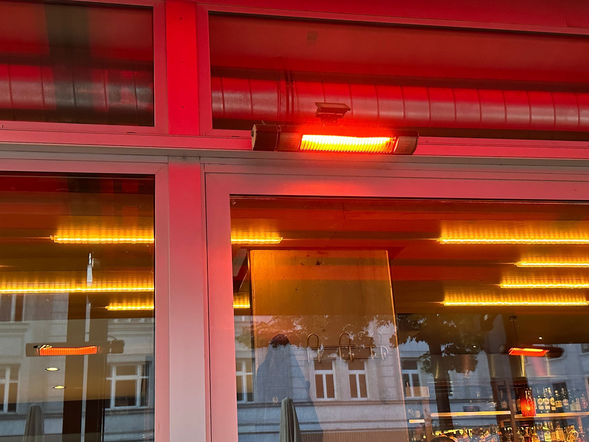 Ein Wiener Szene-Lokal sorgte mit Heizstrahlern für heiße Stimmung – und das Ende Juli.