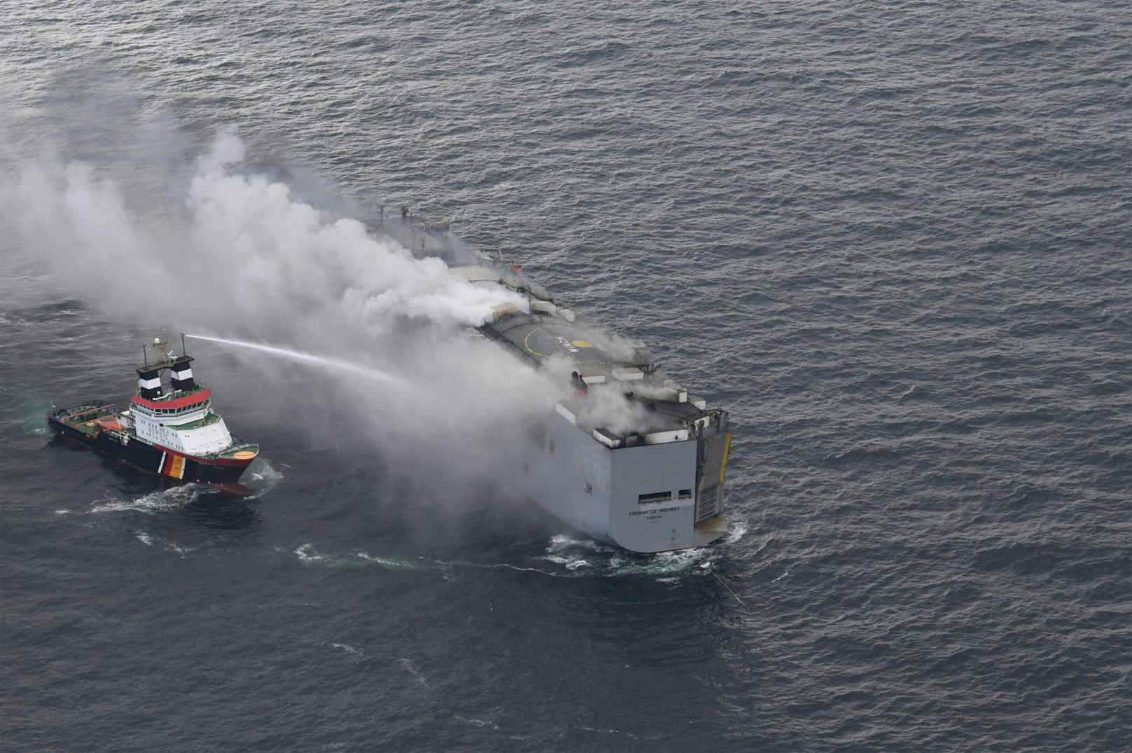 Nach Angaben der Küstenwache ist es gefährlich, das Feuer direkt zu löschen, da das Löschwasser das Schiff zum Kentern bringen könnte.