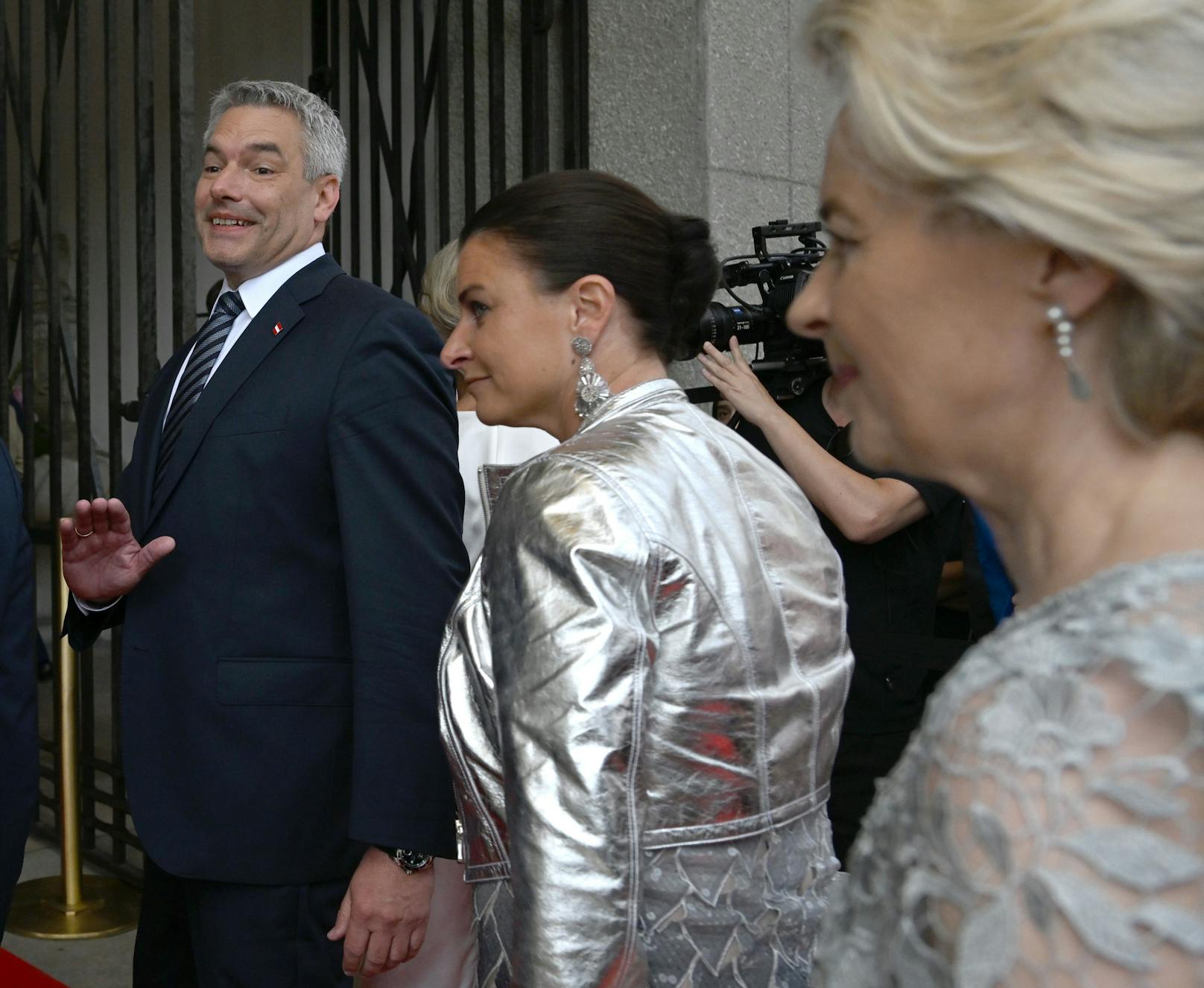 Bundeskanzler Karl Nehammer und Frau Katharina Nehammer besuchten die Eröffnung der Salzburger Festspiele. Vormittag hin oder her, die 40-jährige hatte sich für ein auffälliges Silberjäckchen entschieden.