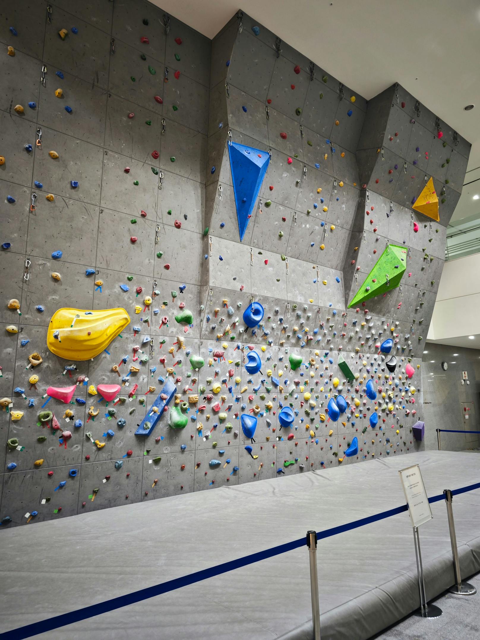 Eine riesige Kletterwand am Gang der Anlage. Wie auch das Fitnesscenter, das täglich von rund 1.600 Mitarbeitern genutzt wird, ...