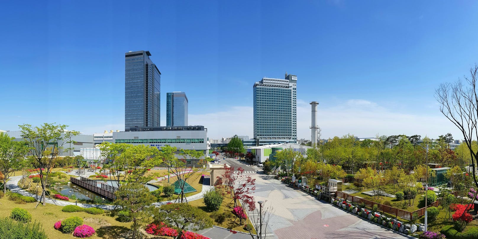 Hier arbeiten 37.000 Menschen: Die Samsung Digital City hat zwar Hochhäuser, aber auch überraschend viel Grün zu bieten.