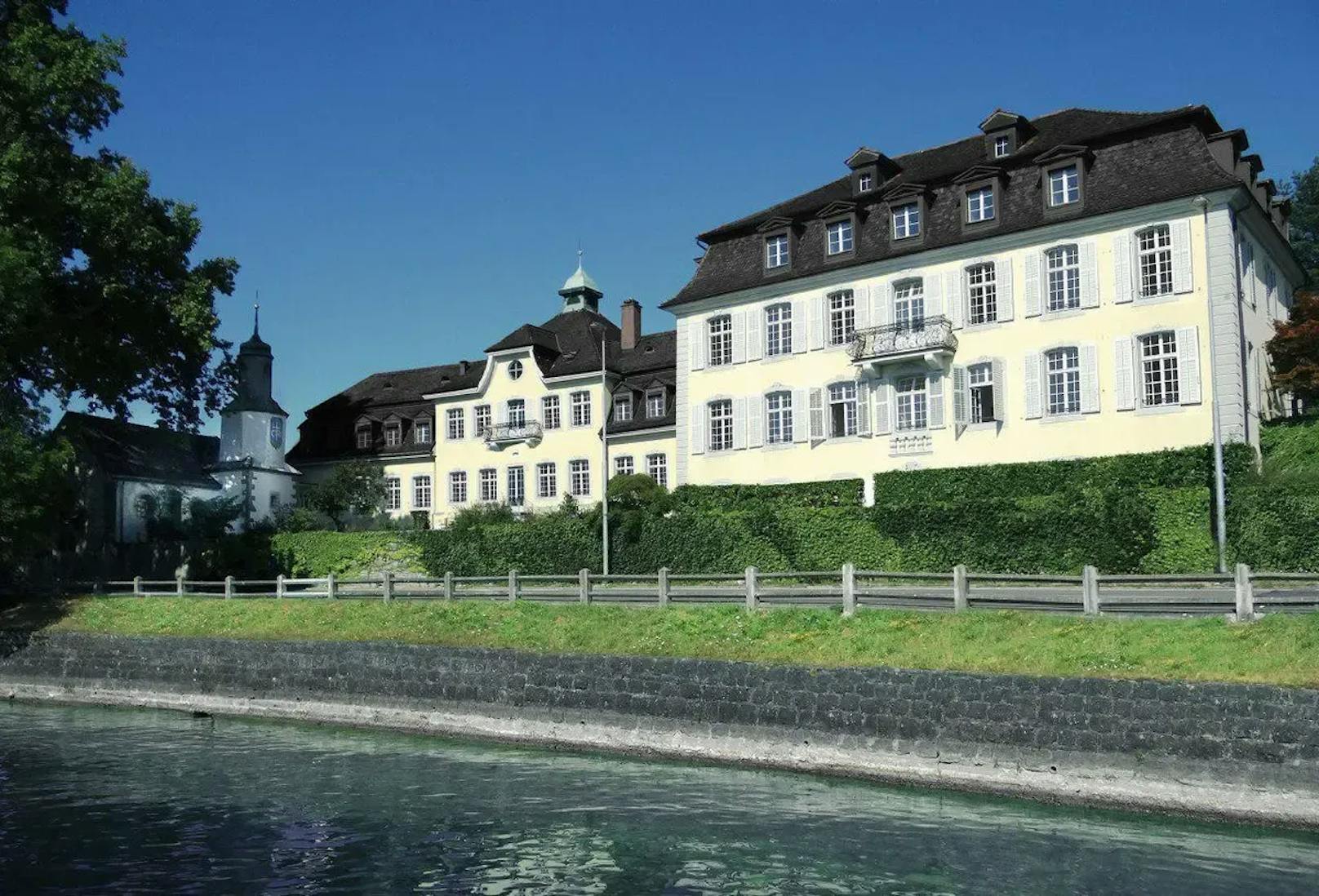 Das historische Anwesen "St. Karlshof" in Zug (Schweiz) wurde im 17. Jahrhundert erbaut. Zuletzt diente es als Asylunterkunft. 2018 kaufte es Niklas Nikolajsen der Stadt Zug ab und renovierte es umfassend.