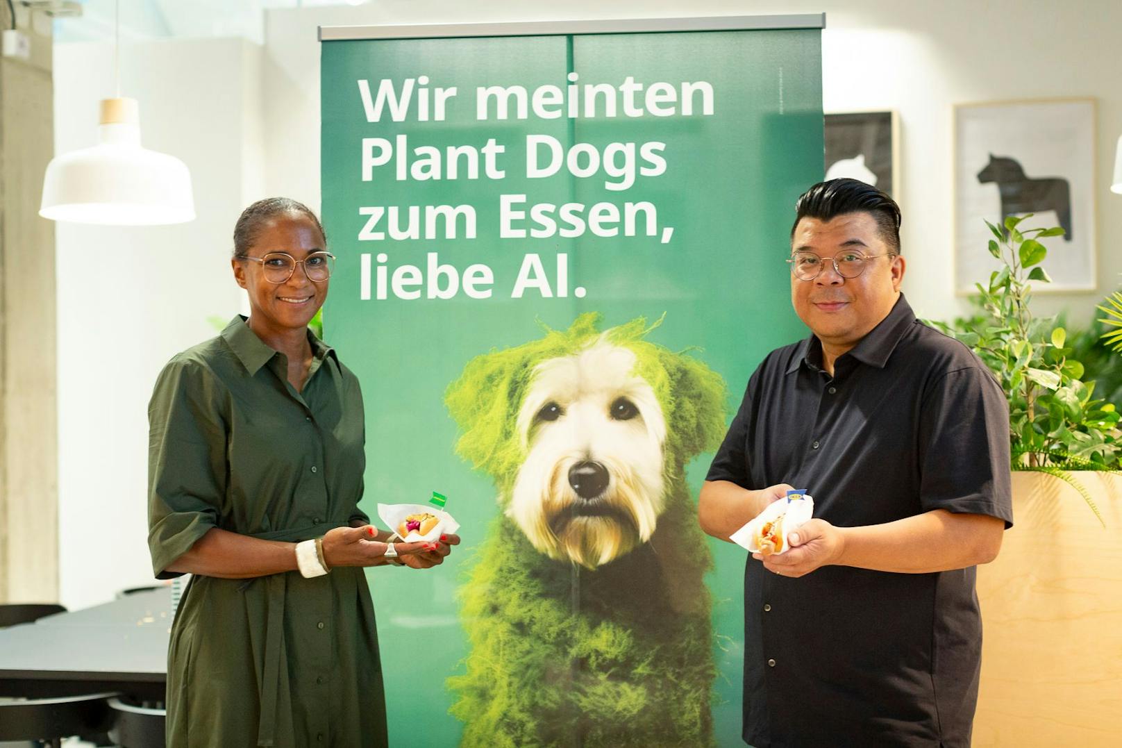 Sichtlich stolz: Maimuna Mosser, Country Commercial Manager und Kit Wai Kan, Country Food Manager bei IKEA Österreich.