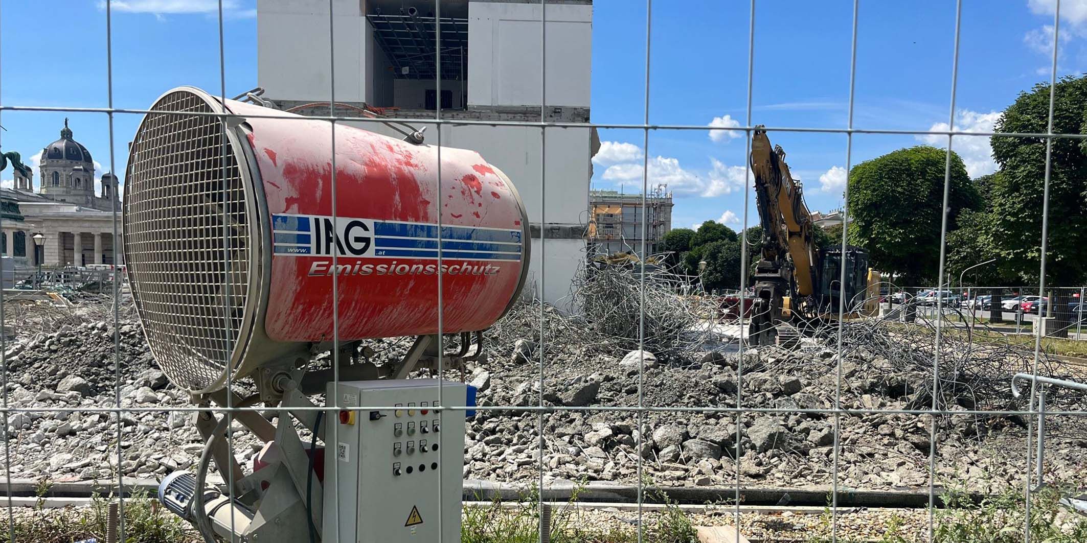 Am Heldenplatz sorgt derzeit eine Schneemaschine für Aufsehen.