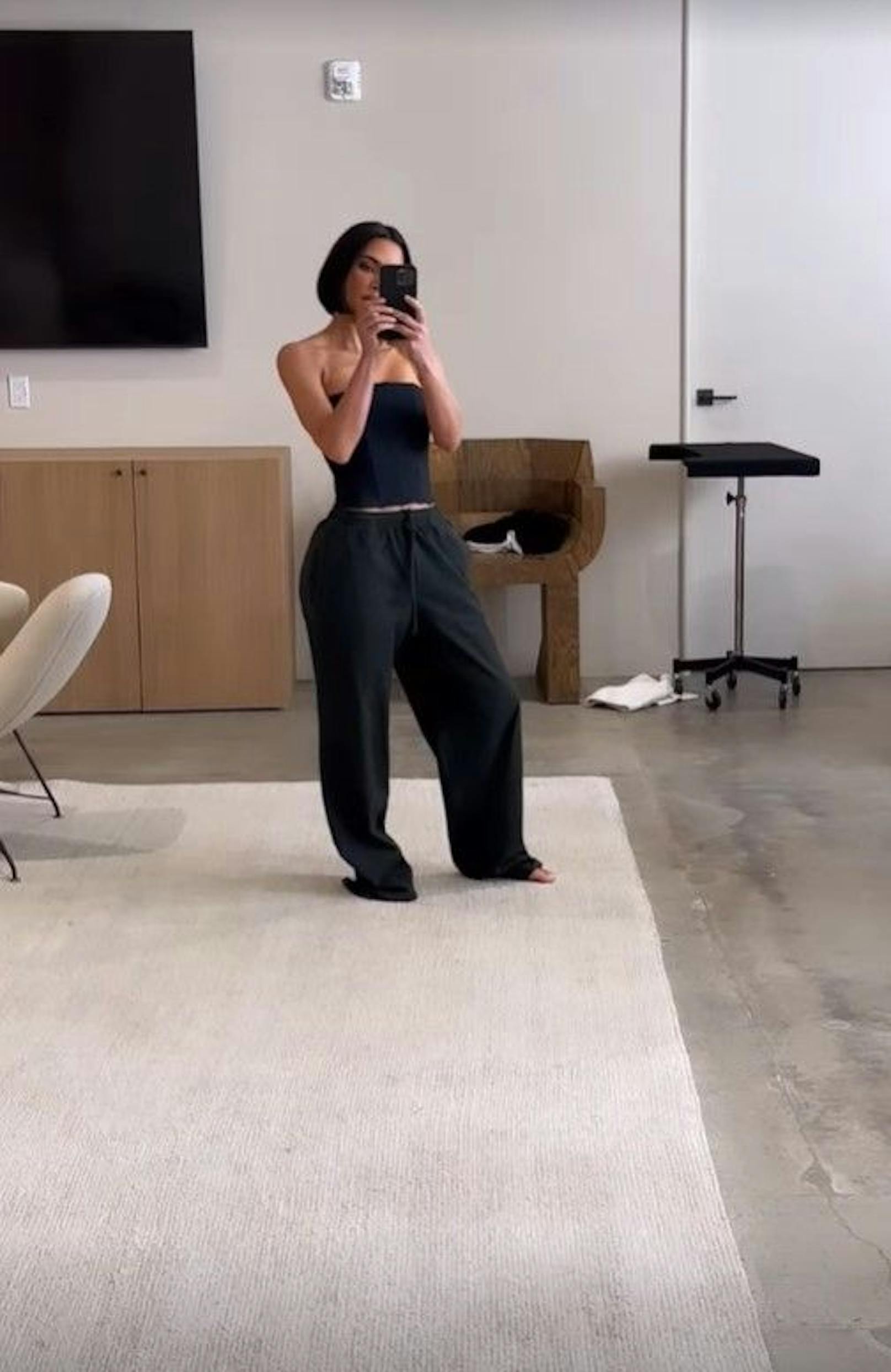 Kim Kardashian zeigt ihren Followern, dass sie jetzt kurze Haare trägt.