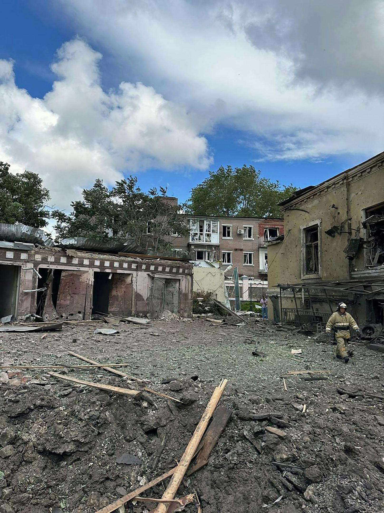 In der südrussischen Großstadt Taganrog sind nach Behördenangaben durch einen Raketeneinschlag mehr als ein Dutzend Menschen verletzt worden.