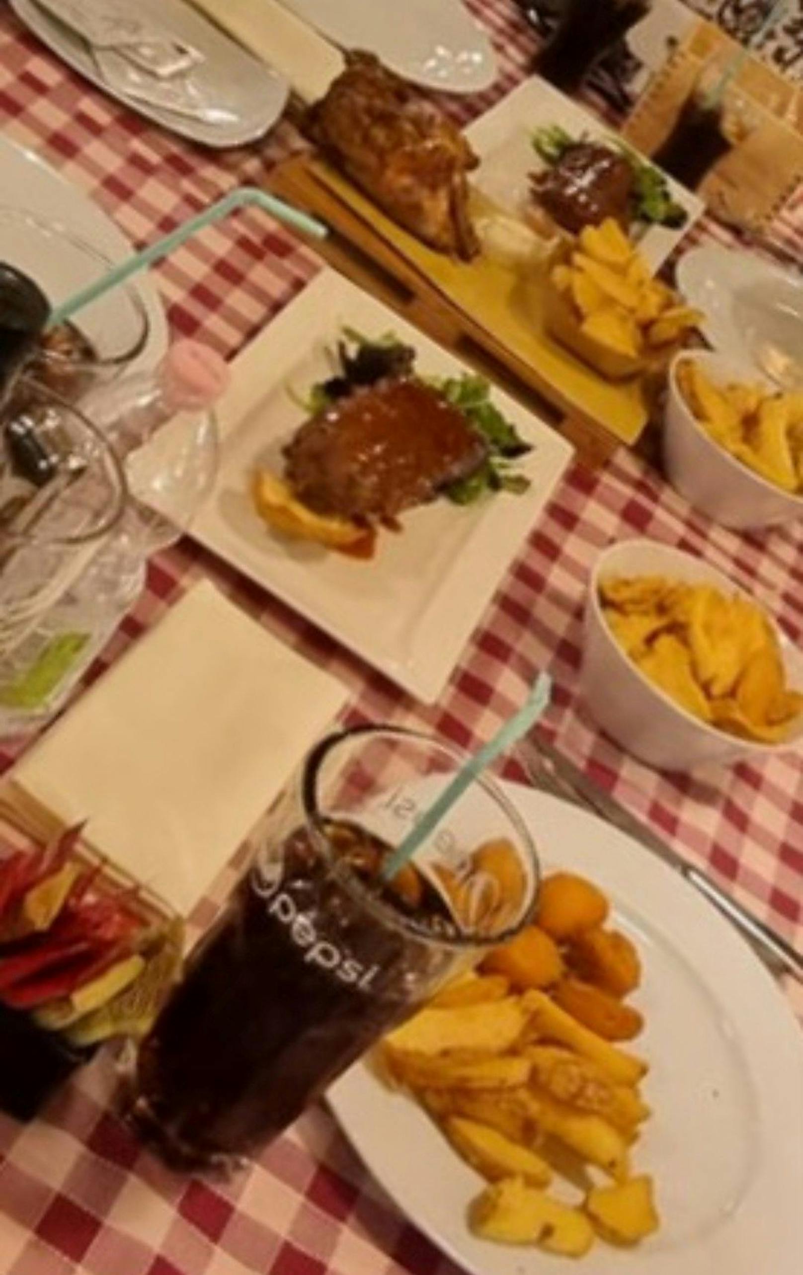 Mit seiner Familie gönnte er sich nämlich ein Abendessen in einem Restaurant ....