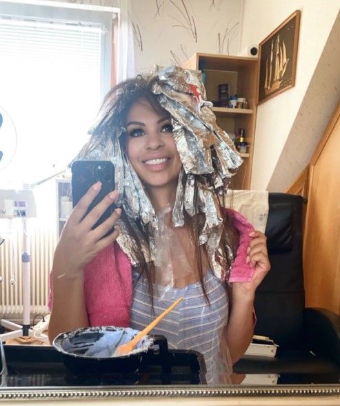 Hier war "Bambi" noch beim Friseur und wartete gespannt, wie sie später aussehen wird.