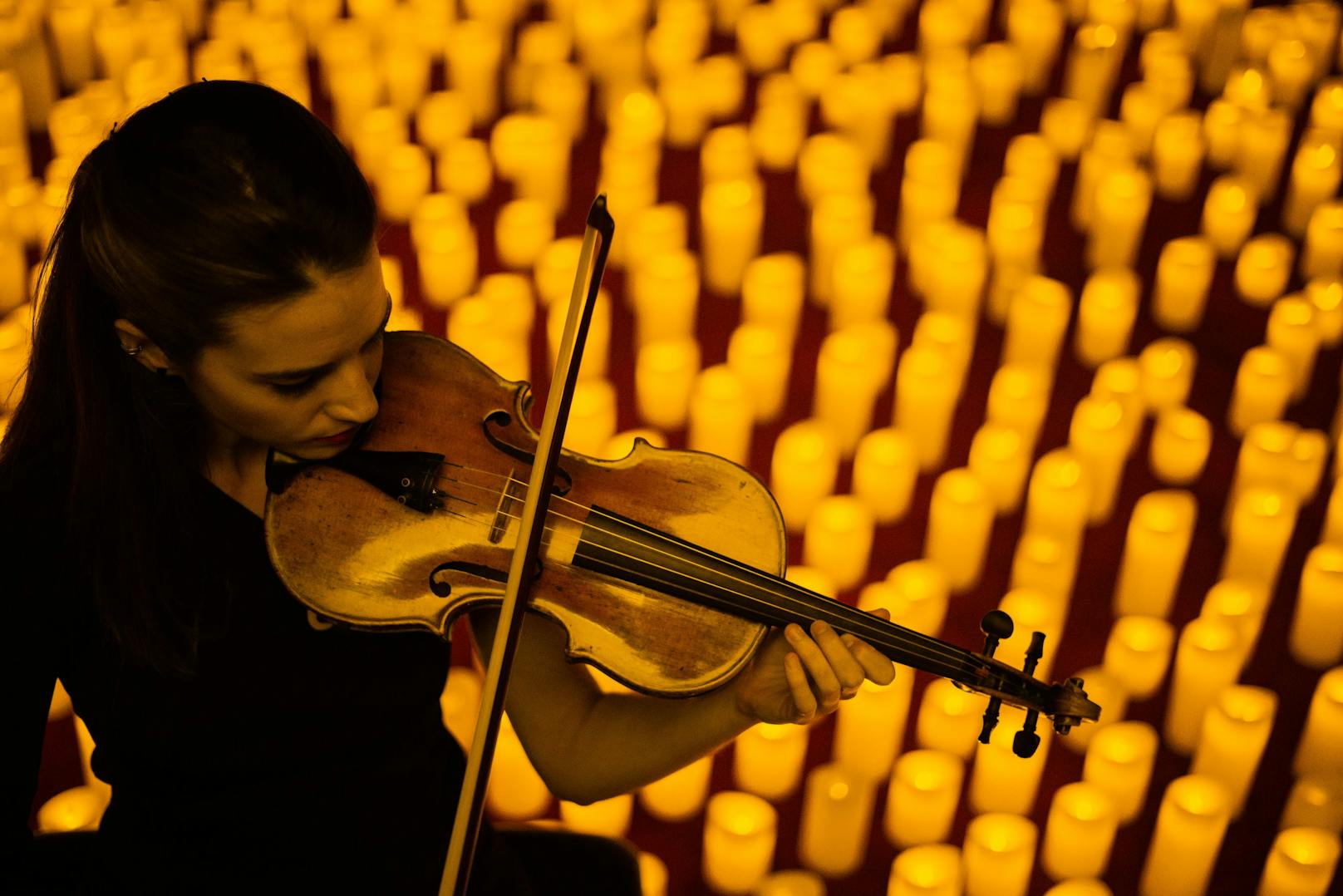 Die Fever-Candlelight-Konzerte finden stets an ungewöhnlichen Locations wie hier im Ateneo von Madrid und bei Kerzenschein statt.