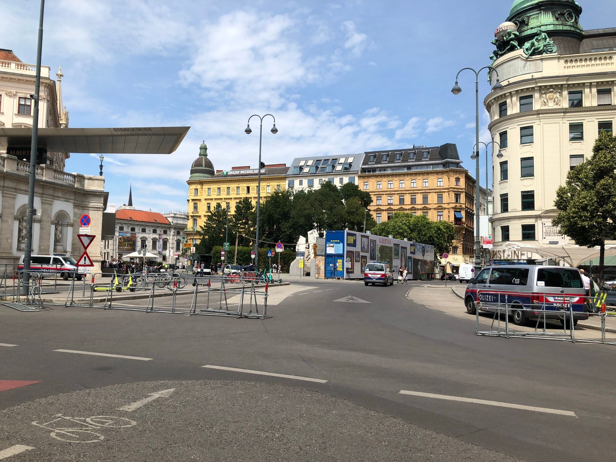 Der Bereich um die Albertina dürfte wieder großräumig abgesperrt werden. (Archivbild 2021)