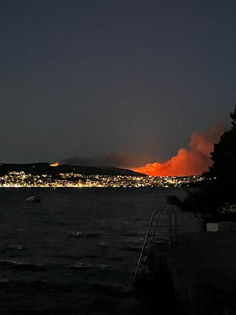Im kroatischen Urlaubs-Hotspot Čiovo kämpfen Feuerwehrmänner unerbitllich gegen die Flammen.