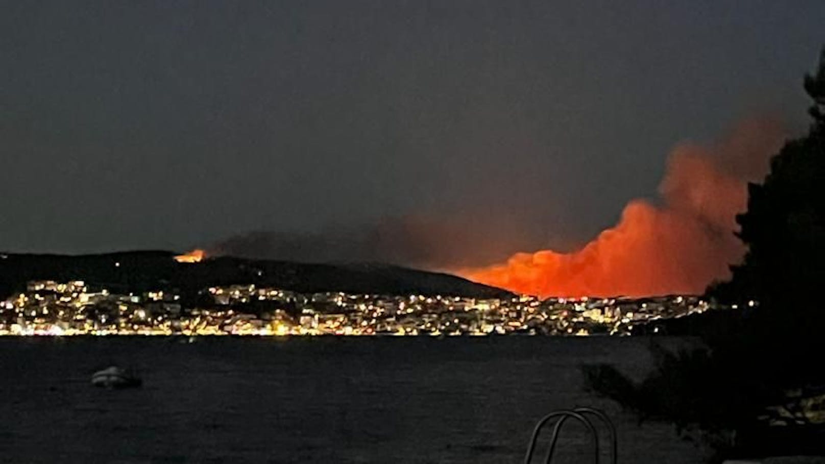 Im kroatischen Urlaubs-Hotspot Čiovo kämpfen Feuerwehrmänner unerbitllich gegen die Flammen.