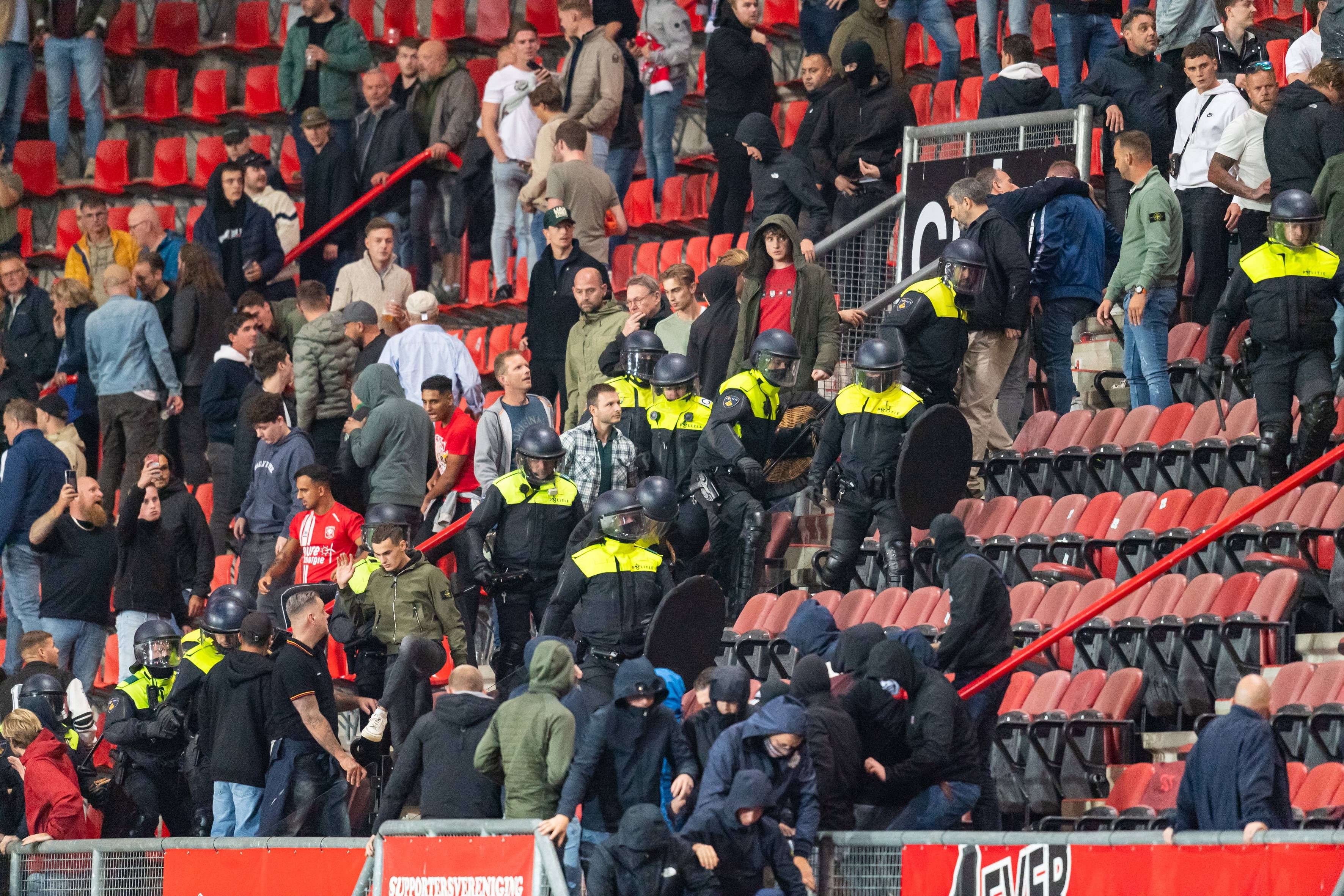 Schwere Ausschreitungen in Enschede. 