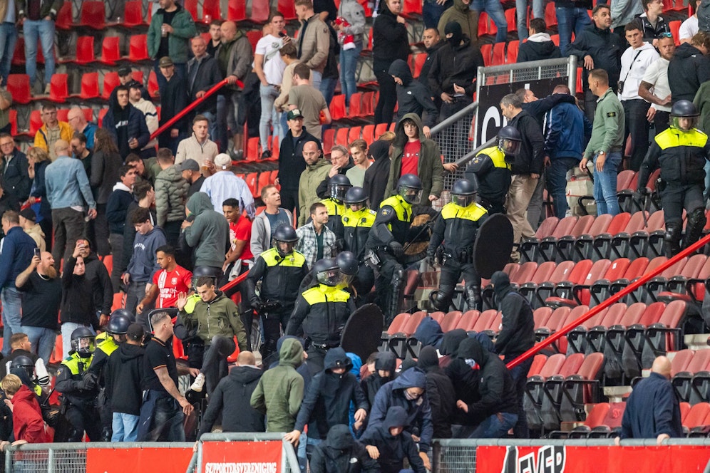 Schwere Ausschreitungen in Enschede. 