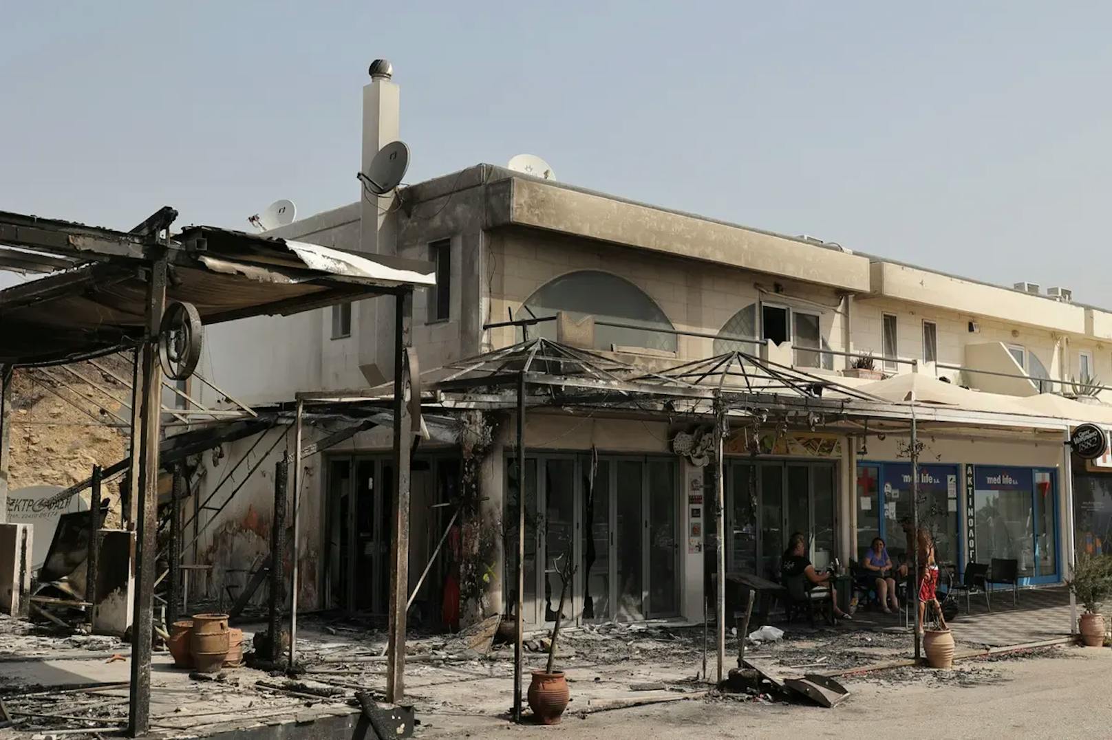 In Kiotari, Rhodos, zerstörte der Brand ein Café.