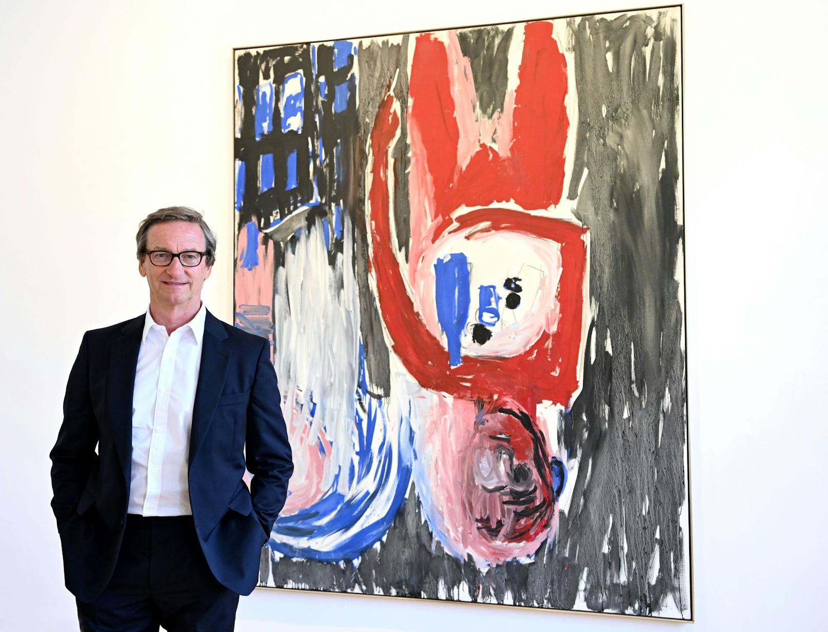 Ropac mit dem Kunstwerk "Georg Baselitz Mann mit Tablett, 1982" in der Galerie am Dienstag, 25. Juli 2023, in Salzburg.