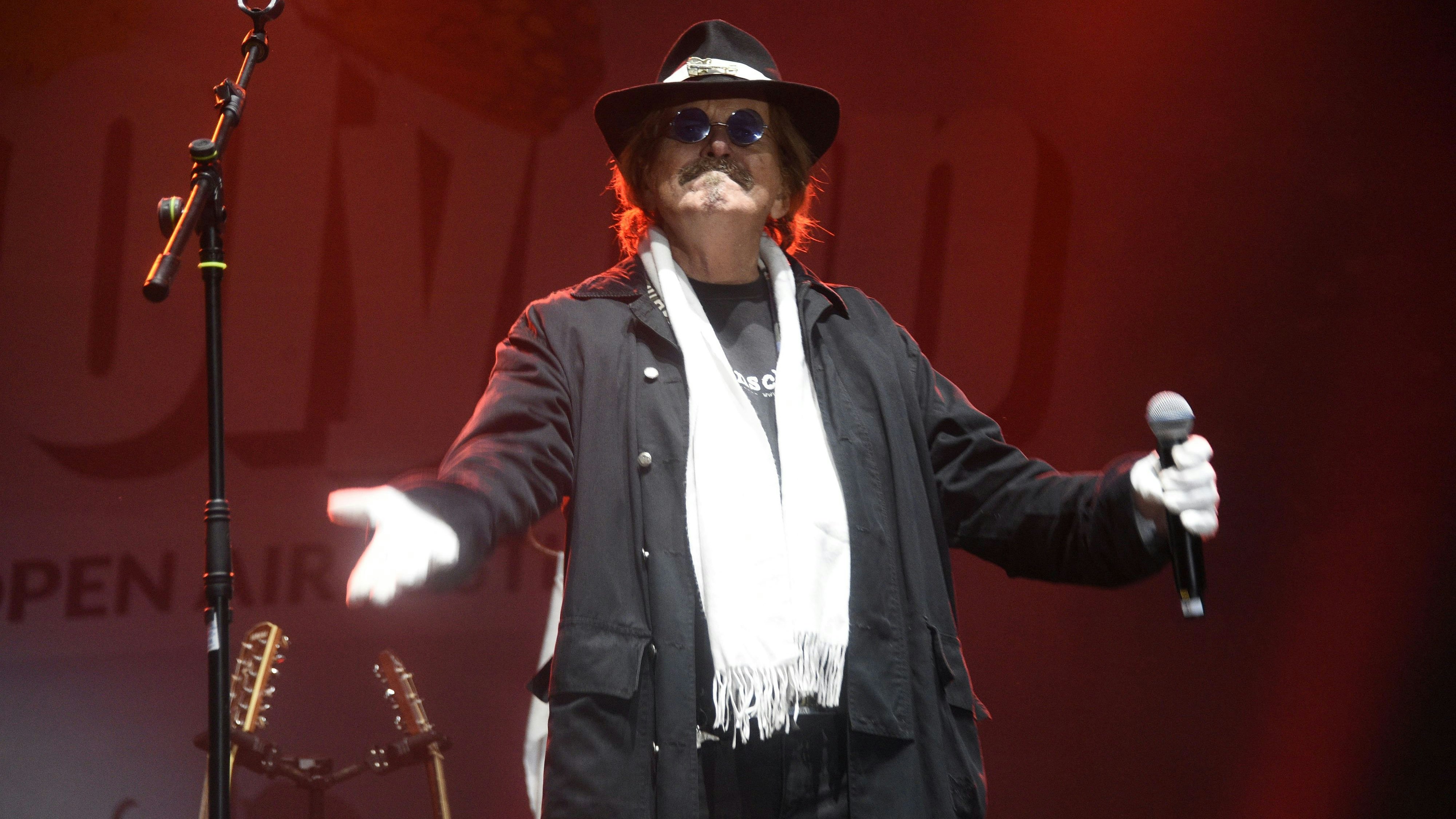 Download von www.picturedesk.com am 28.07.2023 (12:15).  ACT action_31280873 -- Frank Zander live beim SchlagerOlymp Light 2020 im Strandbad Lübars. Berlin, 26.09.2020 / 260920 - 20200926_PD14171 - Rechteinfo: Rights Managed (RM)