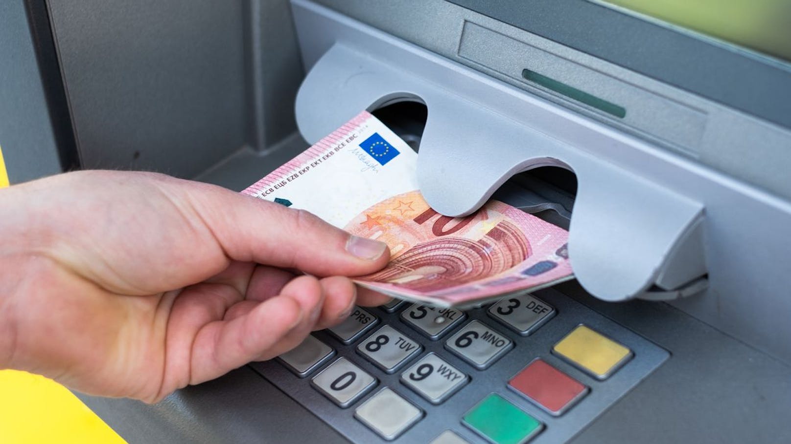39-Jähriger manipuliert Bankomaten – 7.500 € erbeutet