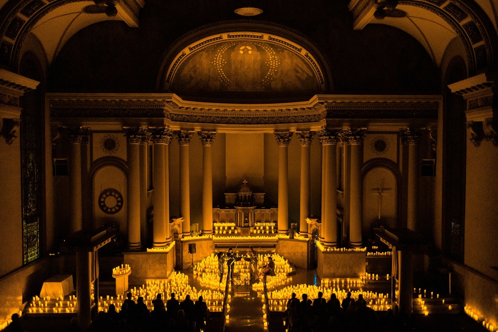 Die Candlelight-Konzerte werden von talentierten lokalen Musikern an ungewöhnlichen Orten, wie hier im Bell Event Centre in Cincinnati, USA, gespielt.