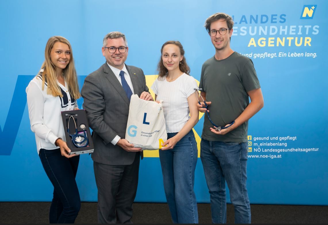 Landesrat Ludwig Schleritzko mit den KPJ Absolventinnen und Absolvent Nadine Schallgruber  (UK Tulln, Innere Medizin), Valentina Faunie (LK Waidhofen/Ybbs, Innere Medizin) und Klaus Eger (LK Waidhofen/Ybbs, Innere Medizin).
