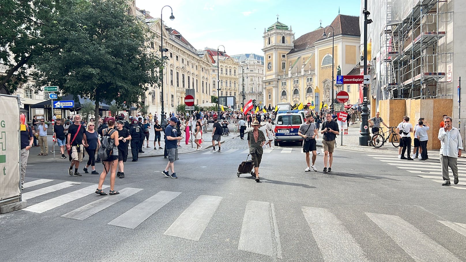 Die Polizei hatte am Endpunkt der Kundgebung alle Hände voll zu tun.