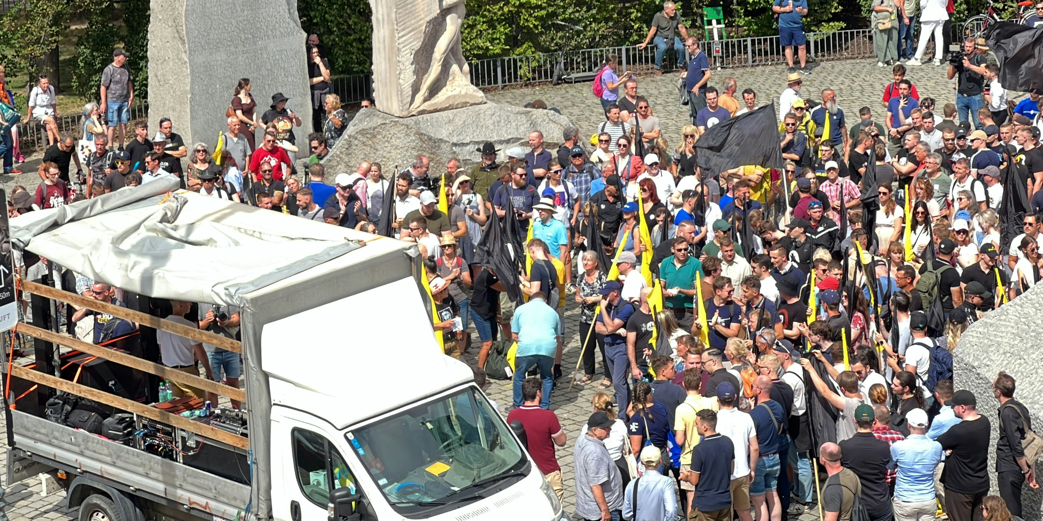 Schätzungen zufolge haben sich 200 Personen bei der Demo am Helmut-Zilk-Platz versammelt. 