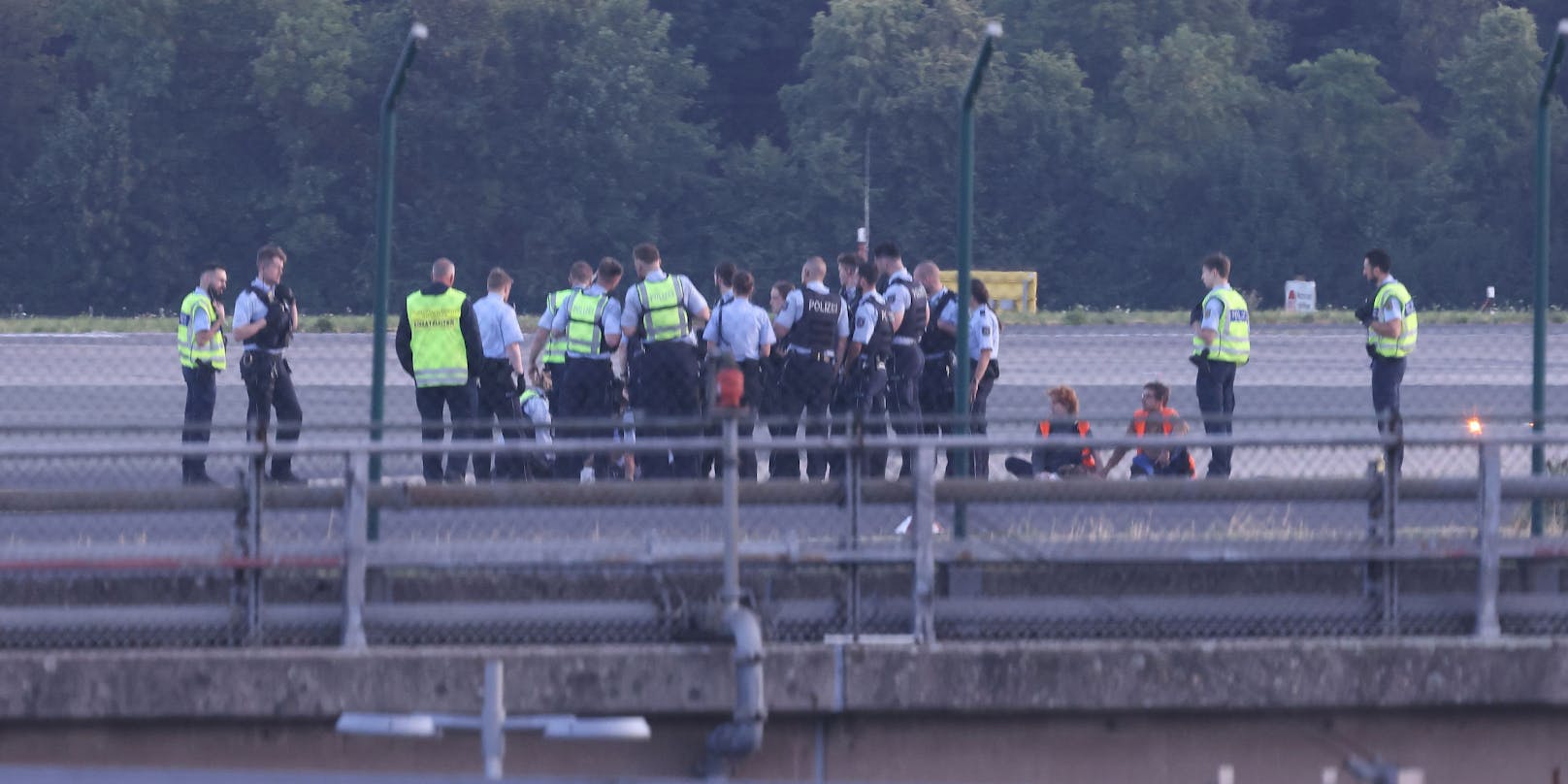 Der Protest an den Flughäfen Düsseldorf und Hamburg könnte die Letzte Generation teuer zu stehen kommen.