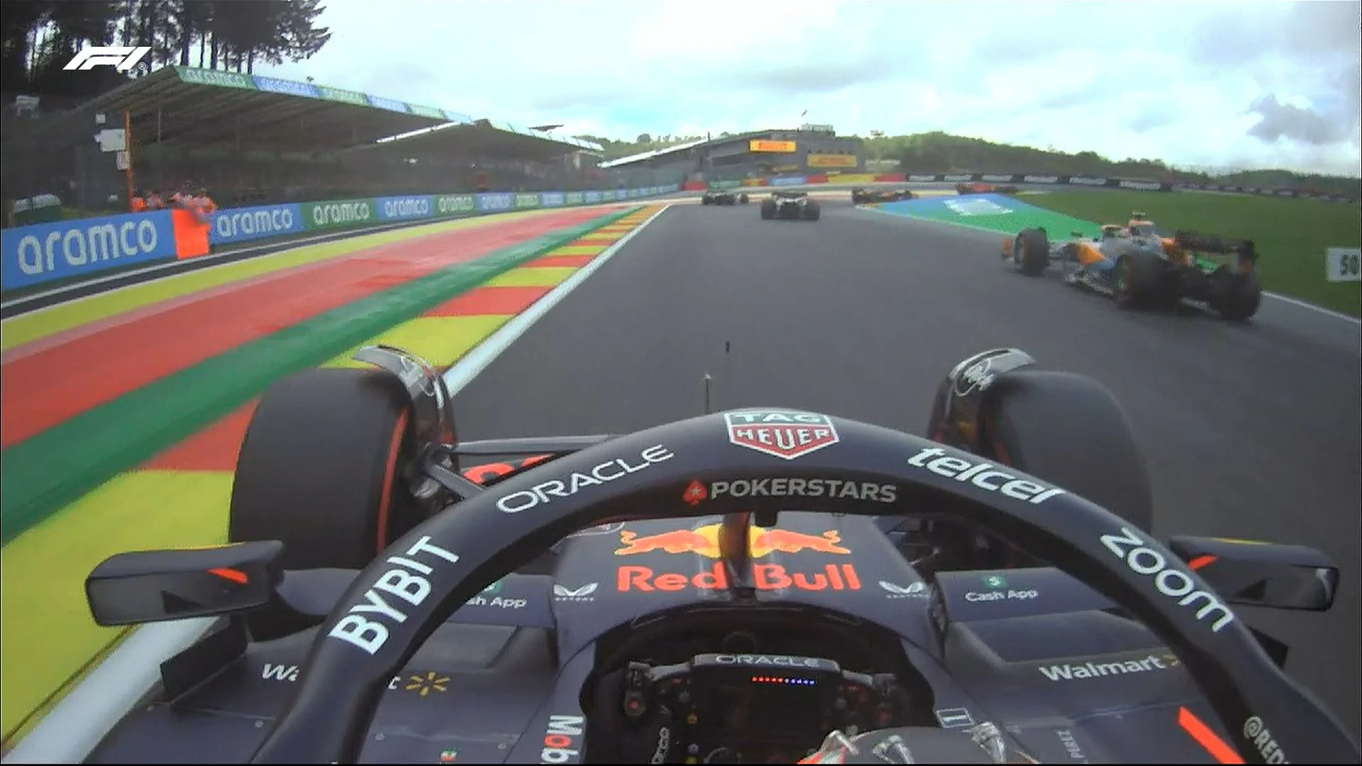 Red-Bull-Ass Sergio Perez musste sich durch den Verkehr manövrieren. 
