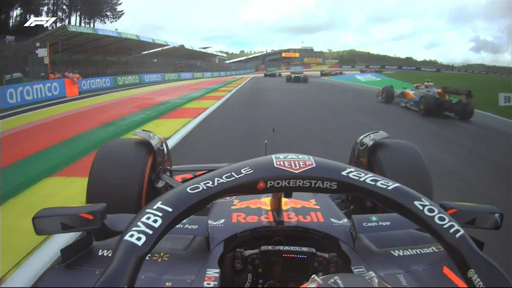 Red-Bull-Ass Sergio Perez musste sich durch den Verkehr manövrieren. 