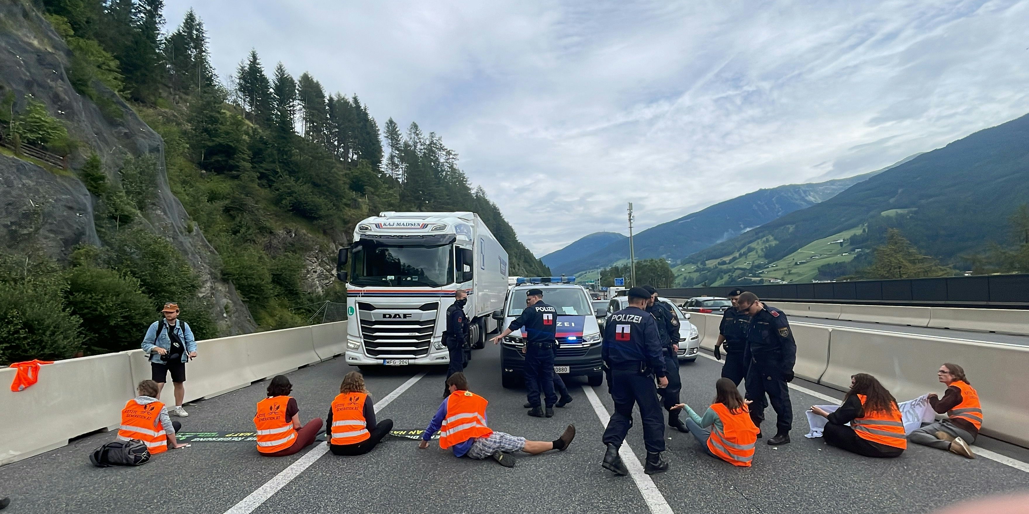 Klima-Kleber der Letzten Generation blockierten am 29. Juli 2023 inmitten der größten Reisewelle die Brennerautobahn (A13) bei Martrei.