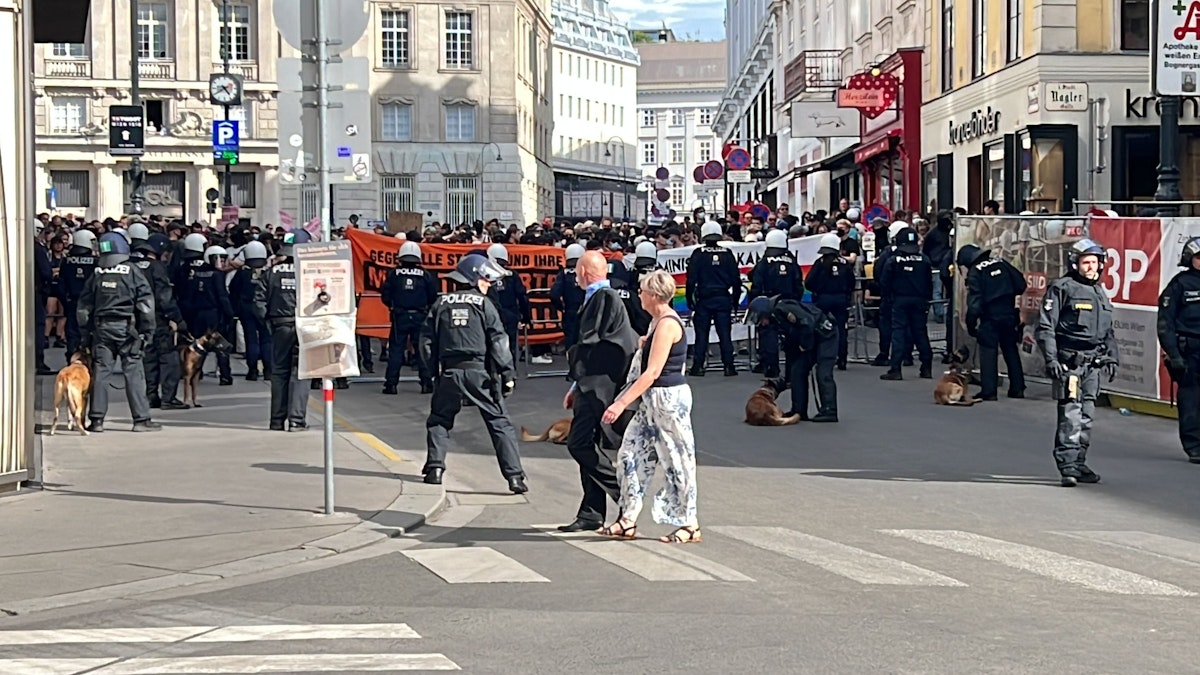 Die Polizei hatte am Endpunkt der Kundgebung alle Hände voll zu tun.