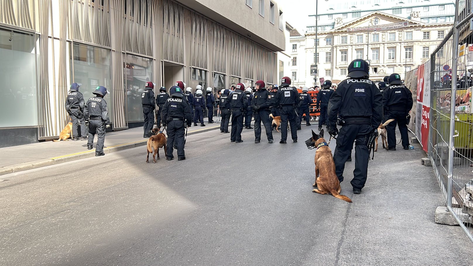 Die Polizei hatte am Endpunkt der Kundgebung alle Hände voll zu tun.