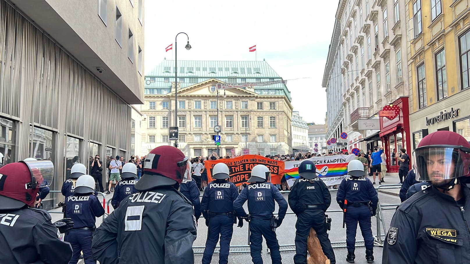 Die Polizei hatte am Endpunkt der Kundgebung alle Hände voll zu tun.