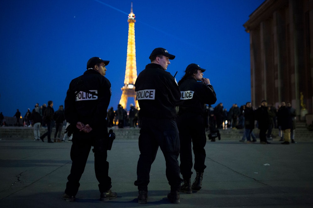 Französische Polizisten in der Umgebung des Eiffelturms in Paris.