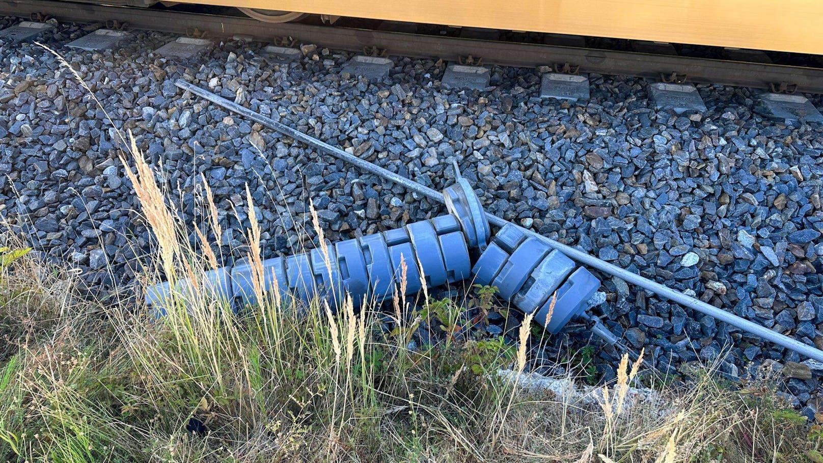 Unbekannte schnitten Gewichte der Oberleitung ab. Die Mariazellerbahn wurde so lahmgelegt.