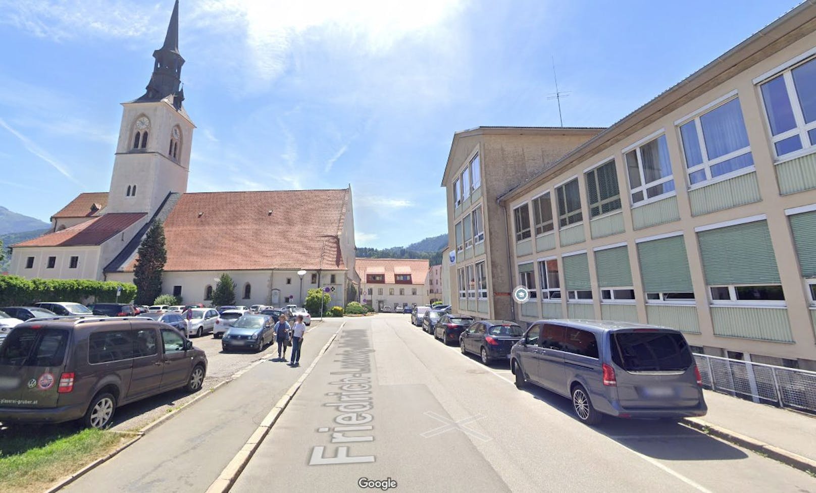 Die Mittelschule Bruck an der Mur befindet sich direkt gegenüber der Stadtpfarrkirche.