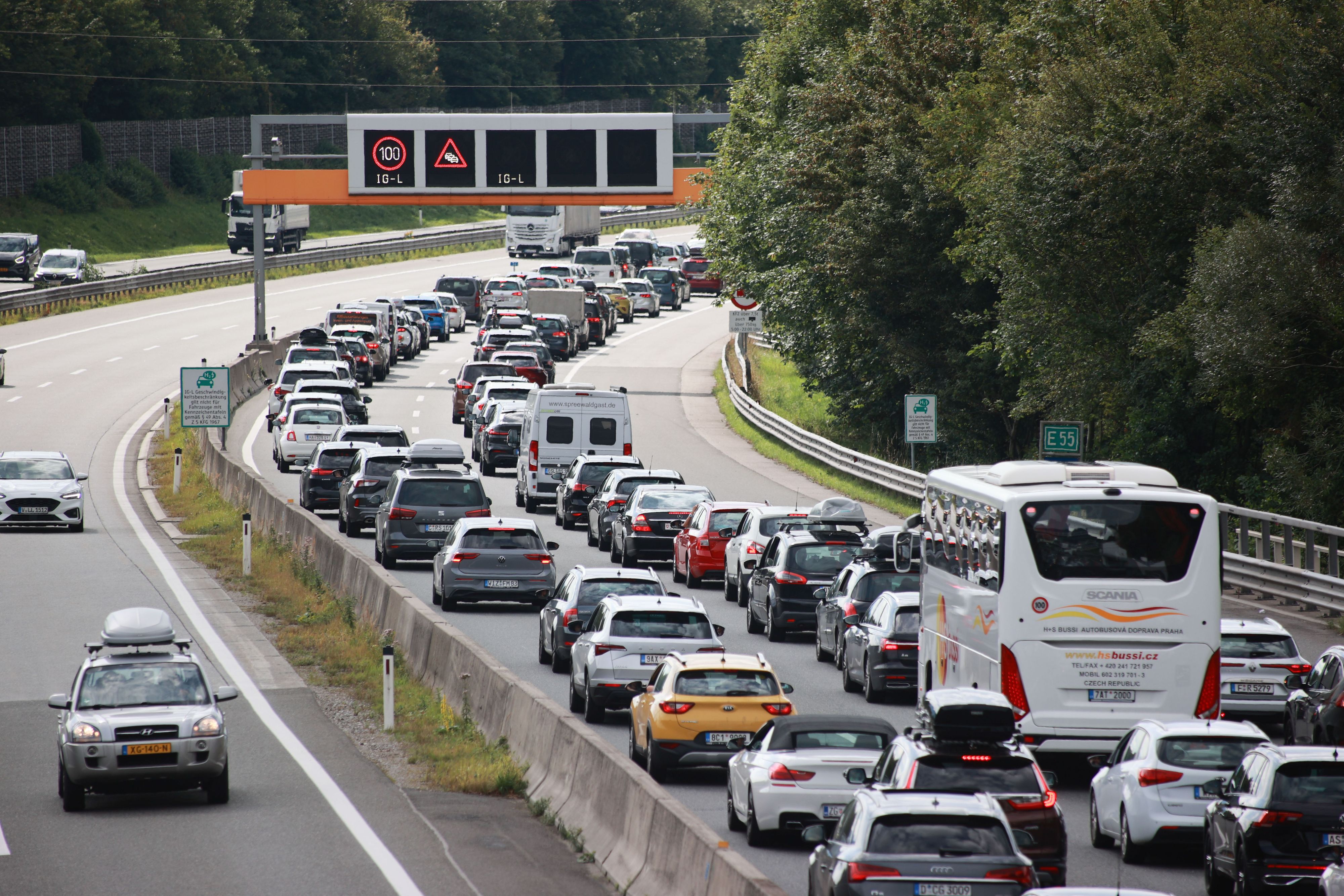 Kein Urlaub ohne Staut. Geduld war einmal mehr Samstag auf den Weg in den Süden gefragt. So wie hier beim Autobahnknoten Salzburg Samstag vormittags kurz nach dem Grenzübergang Walserberg kam der Verkehr wegen Überlastung immer wieder zum Erliegen.  Staut, Verkehr, Urlauberreiseverkehr, Auto, Autobahn, Tauernautobahn,  Foto: Franz Neumayr    29.7.2023