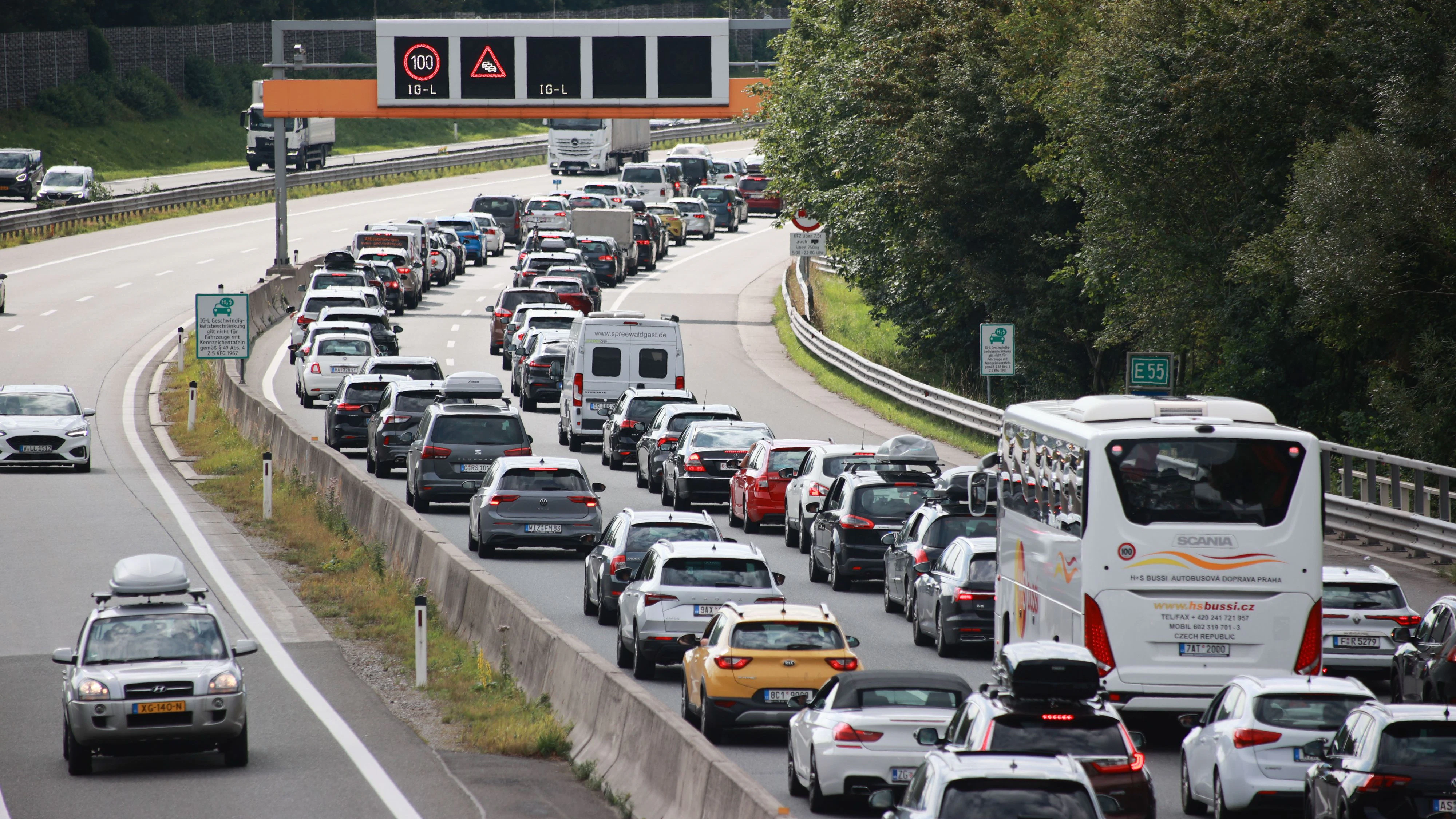 Kein Urlaub ohne Staut. Geduld war einmal mehr Samstag auf den Weg in den Süden gefragt. So wie hier beim Autobahnknoten Salzburg Samstag vormittags kurz nach dem Grenzübergang Walserberg kam der Verkehr wegen Überlastung immer wieder zum Erliegen.  Staut, Verkehr, Urlauberreiseverkehr, Auto, Autobahn, Tauernautobahn,  Foto: Franz Neumayr    29.7.2023