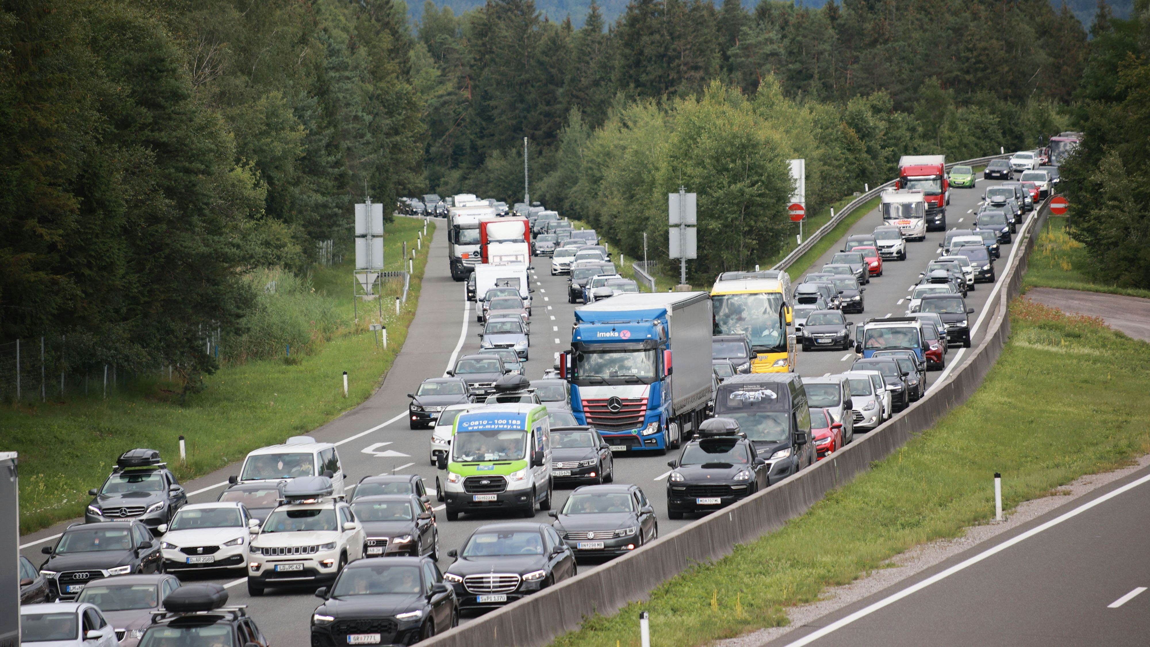 Kein Urlaub ohne Staut. Geduld war einmal mehr Samstag auf den Weg in den Süden gefragt. So wie hier beim Autobahnknoten Salzburg Samstag vormittags kurz nach dem Grenzübergang Walserberg kam der Verkehr wegen Überlastung immer wieder zum Erliegen.  Staut, Verkehr, Urlauberreiseverkehr, Auto, Autobahn, Tauernautobahn,  Foto: Franz Neumayr    29.7.2023
