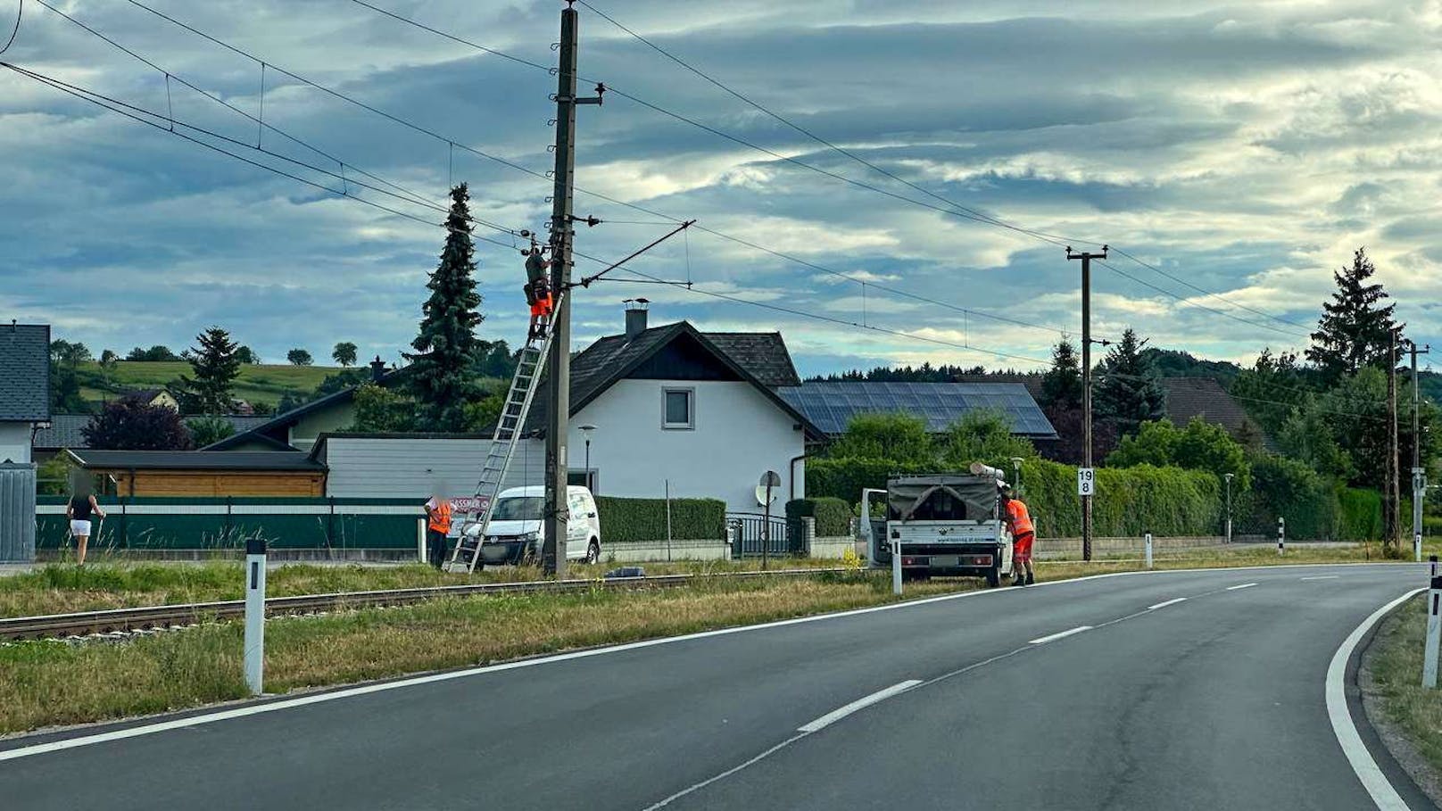 Unbekannte schnitten Gewichte der Oberleitung ab. Die Mariazellerbahn wurde so lahmgelegt.