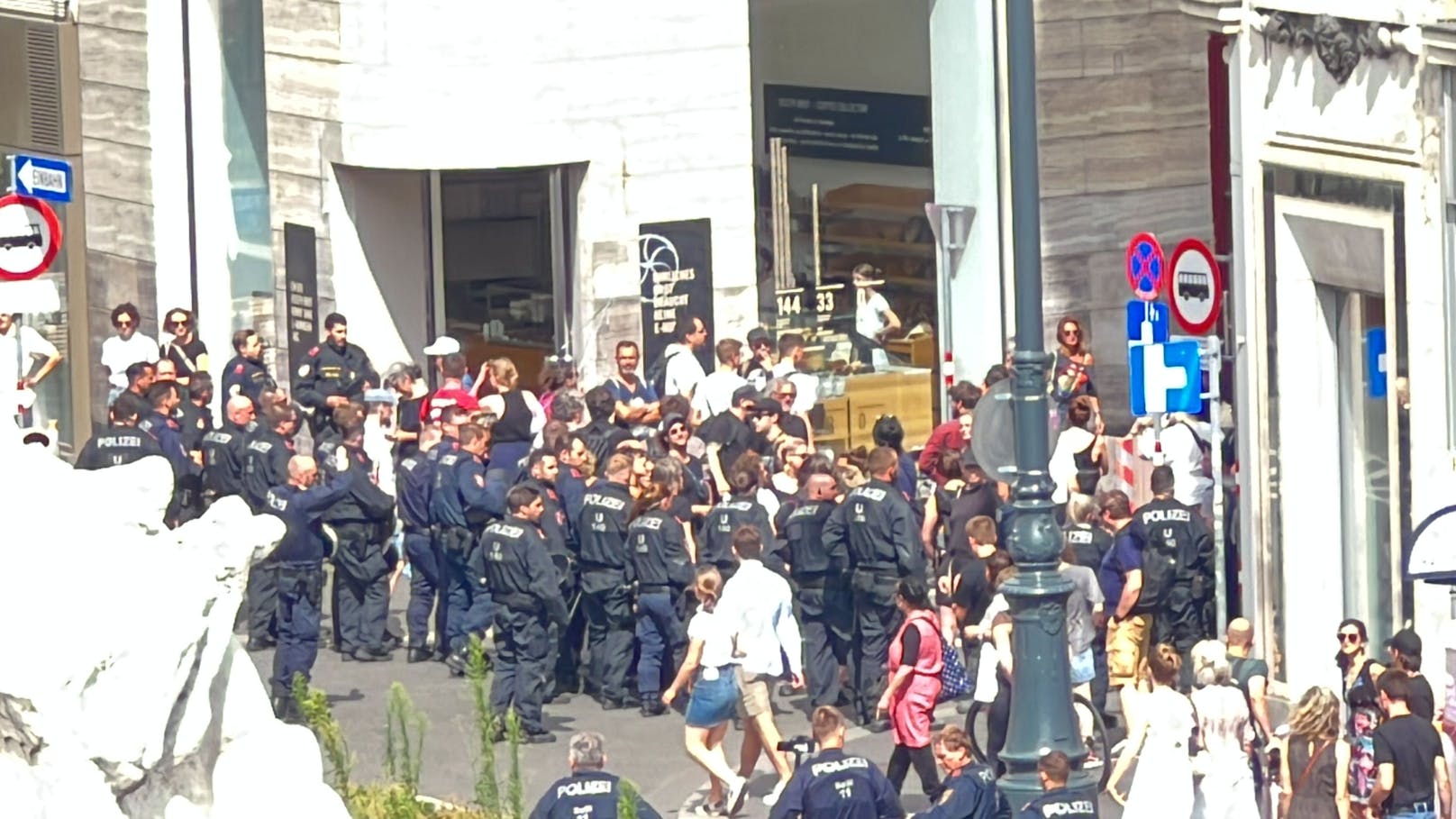 Schätzungen zufolge haben sich 200 Personen bei der Demo am Helmut-Zilk-Platz versammelt. 