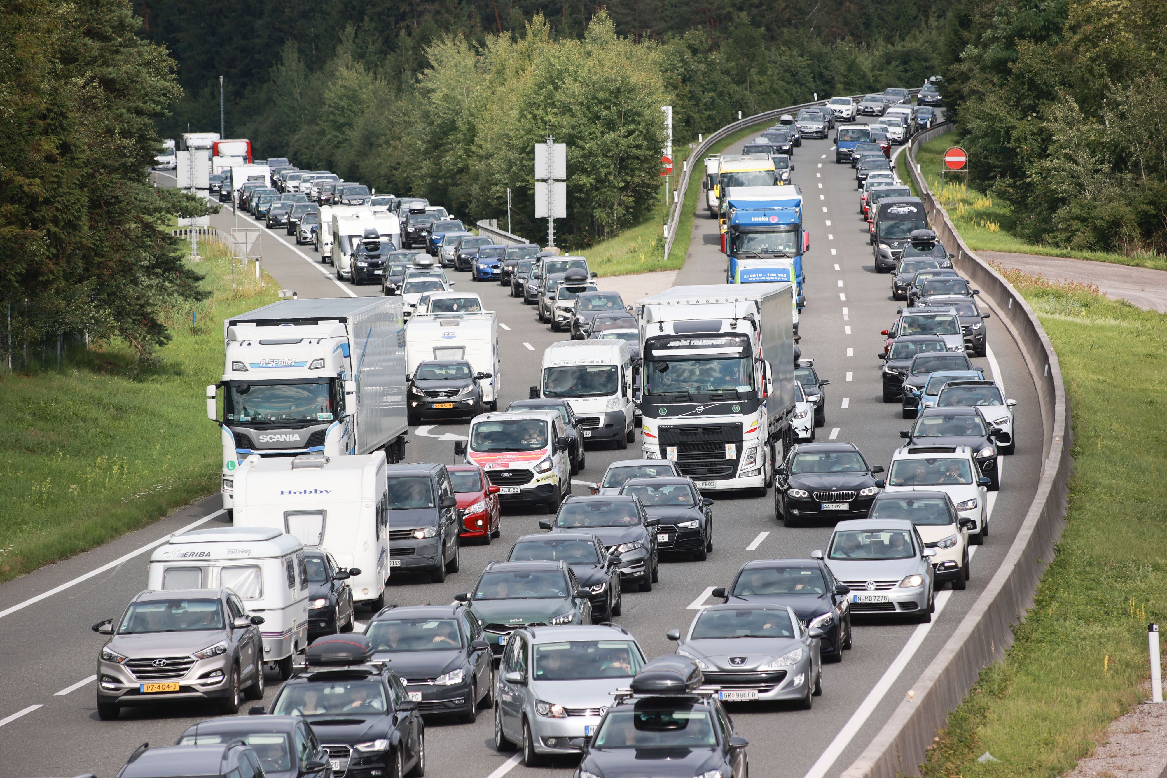 Kein Urlaub ohne Staut. Geduld war einmal mehr Samstag auf den Weg in den Süden gefragt. So wie hier beim Autobahnknoten Salzburg Samstag vormittags kurz nach dem Grenzübergang Walserberg kam der Verkehr wegen Überlastung immer wieder zum Erliegen.  Staut, Verkehr, Urlauberreiseverkehr, Auto, Autobahn, Tauernautobahn,  Foto: Franz Neumayr    29.7.2023