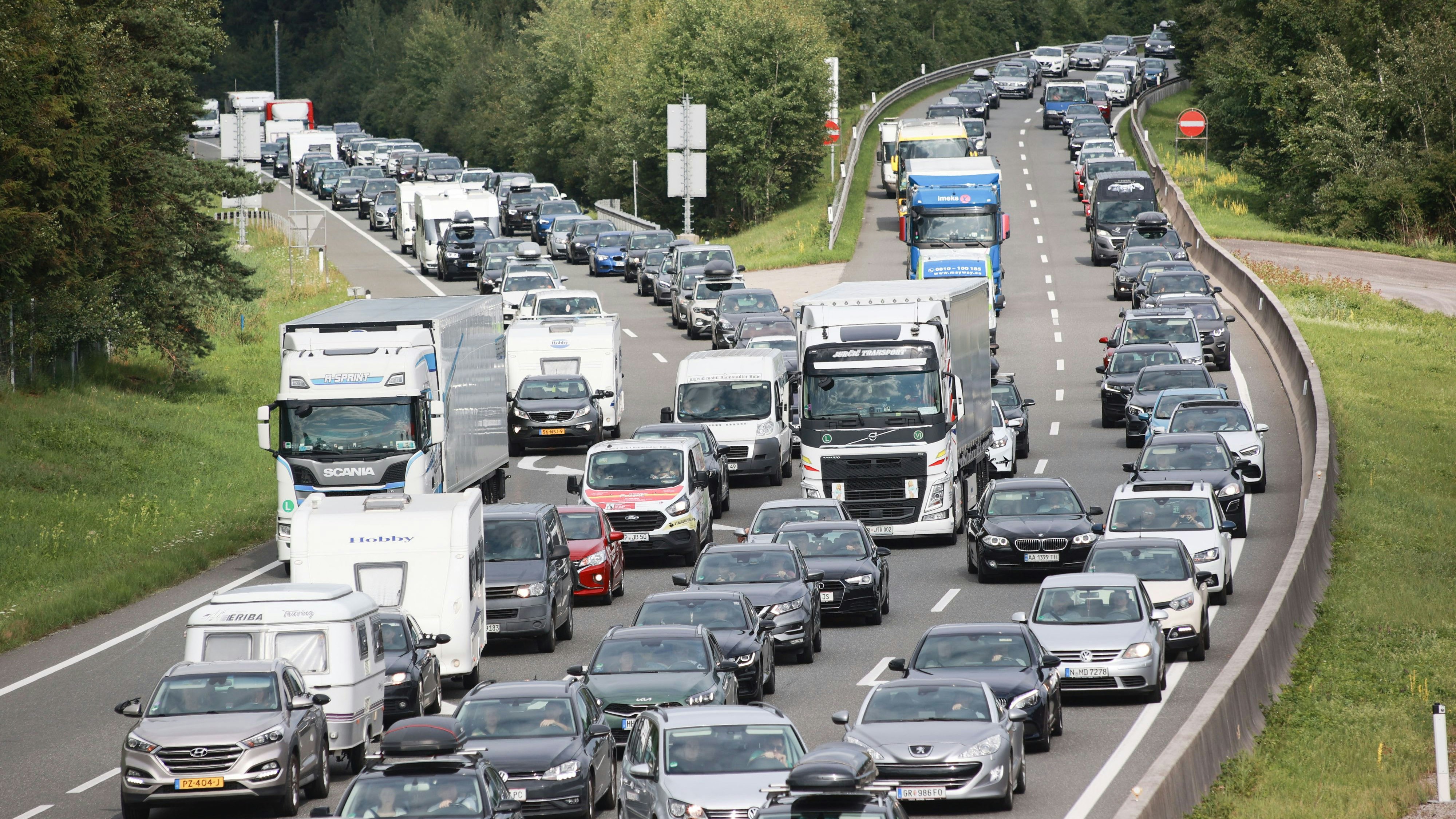 Kein Urlaub ohne Staut. Geduld war einmal mehr Samstag auf den Weg in den Süden gefragt. So wie hier beim Autobahnknoten Salzburg Samstag vormittags kurz nach dem Grenzübergang Walserberg kam der Verkehr wegen Überlastung immer wieder zum Erliegen.  Staut, Verkehr, Urlauberreiseverkehr, Auto, Autobahn, Tauernautobahn,  Foto: Franz Neumayr    29.7.2023