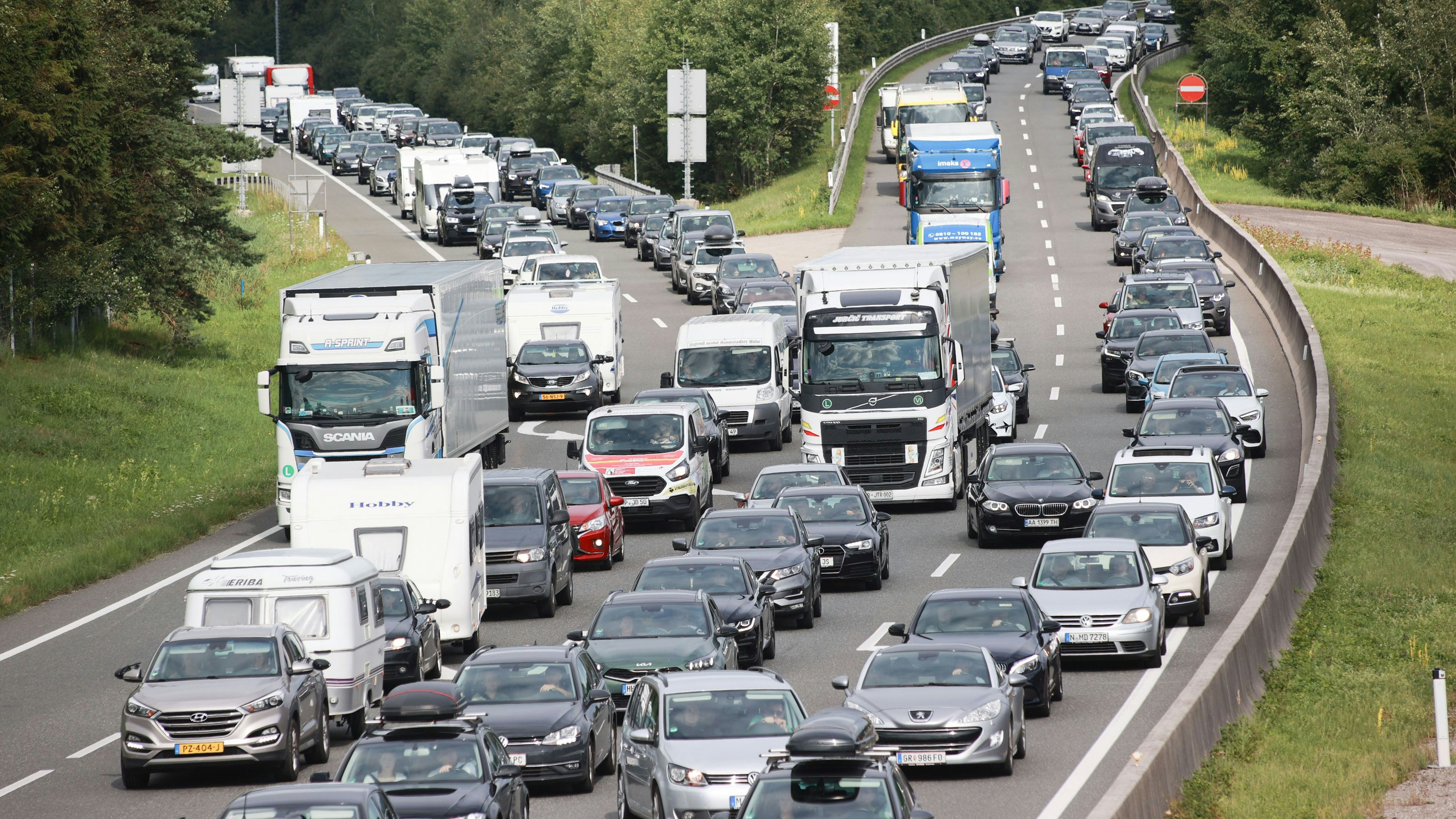 Kein Urlaub ohne Staut. Geduld war einmal mehr Samstag auf den Weg in den Süden gefragt. So wie hier beim Autobahnknoten Salzburg Samstag vormittags kurz nach dem Grenzübergang Walserberg kam der Verkehr wegen Überlastung immer wieder zum Erliegen.  Staut, Verkehr, Urlauberreiseverkehr, Auto, Autobahn, Tauernautobahn,  Foto: Franz Neumayr    29.7.2023