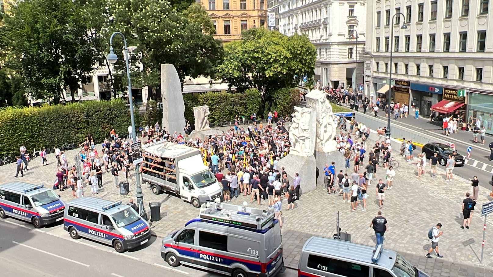 Schätzungen zufolge haben sich 200 Personen bei der Demo am Helmut-Zilk-Platz versammelt. 