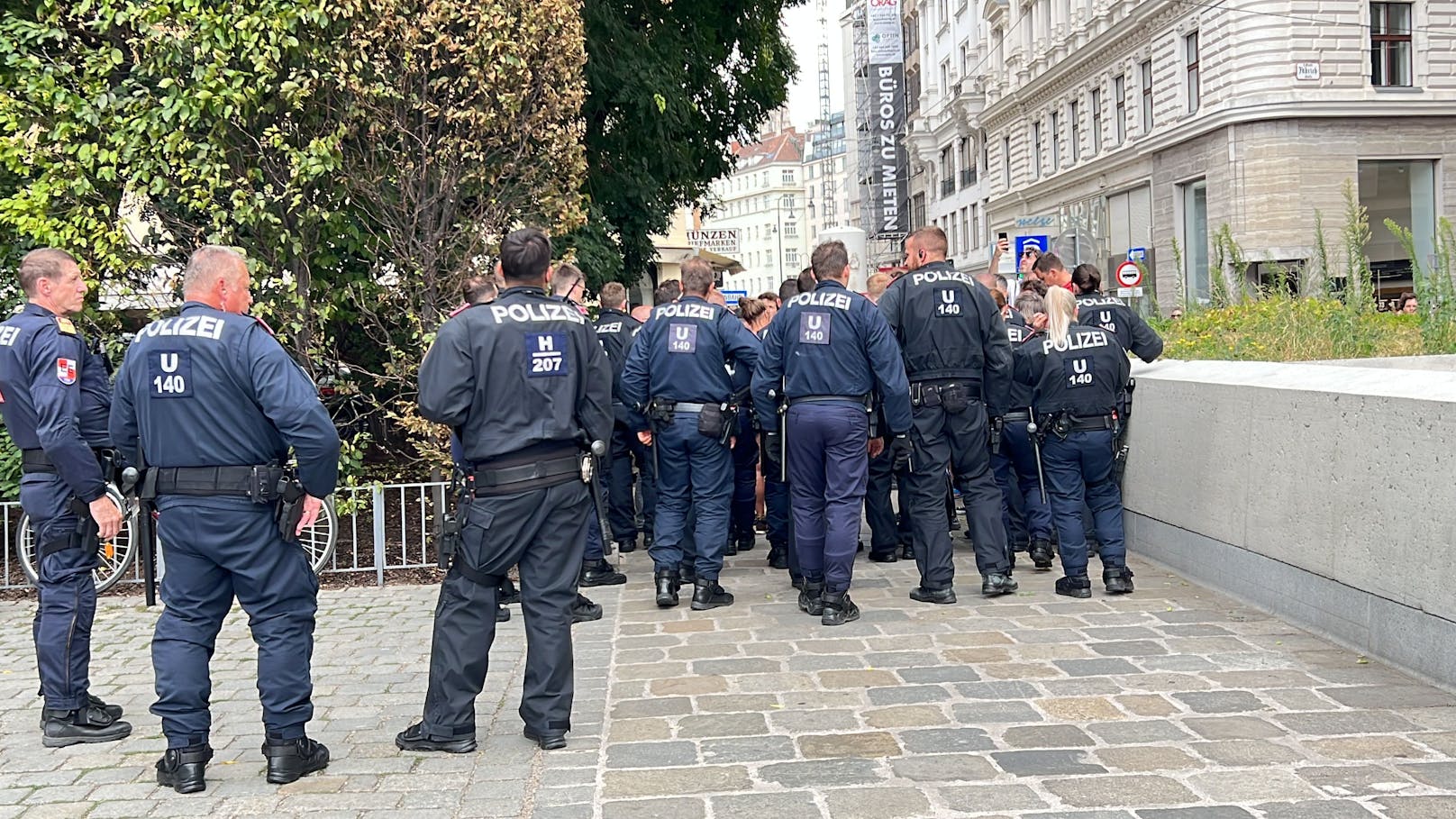 Schätzungen zufolge haben sich 200 Personen bei der Demo am Helmut-Zilk-Platz versammelt. 